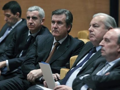 Bernabé Unda junto al expresidente de la patronal, Román Knorr (a la derecha) ayer en la jornada.