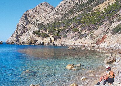 La cala En Basset, en el extremo suroccidental de la sierra de Tramontana, es un área natural de especial interés y zona para la protección de aves.