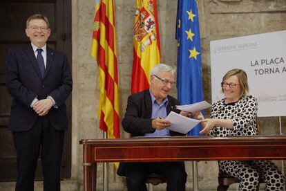 El alcalde Joan Ribó firma la recepción del aparcamiento de Ciudad de Brujas con la consejera María José Salvador. El presidente Puig se ha unido al acto.