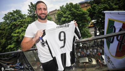 Gonzalo Higua&iacute;n, con su nueva camiseta de la Juventus.