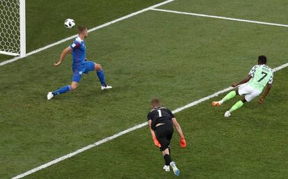 Musa convierte el segundo gol de Nigeria.