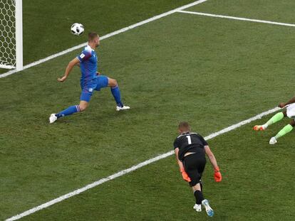 Musa convierte el segundo gol de Nigeria. 