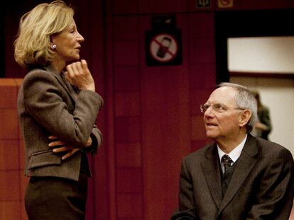 La ministra de Economía, Elena Salgado, conversa con su colega alemán, Wolfgang Schaüble, durante el Eurogrupo ayer en Bruselas.