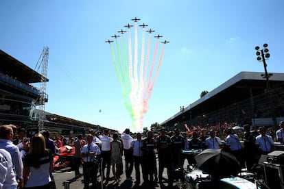 Momentos previos a la carrera, la escuadra de la aviación italiana sobrevuela el circuito