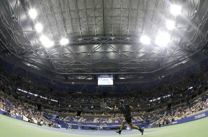 Nadal, bajo la superficie cubierta de la central.