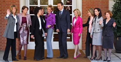 El presidente Rodríguez Zapatero, con las mujeres del segundo Gobierno paritario que tuvo España (2004).