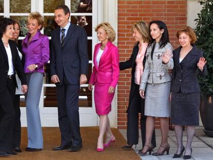 El presidente Rodríguez Zapatero, con las mujeres del segundo Gobierno paritario que tuvo España (2004).