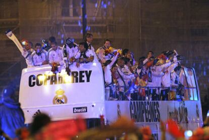Los jugadores del Real Madrid celebran el título en la cubierta del autobús que les llevó a la fuente de Cibeles al filo de las cuatro y media de la mañana.