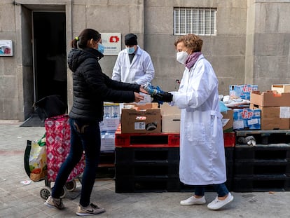 Una mujer recibe alimentos de la Fundación Madrina, en diciembre de 2021, en Madrid.