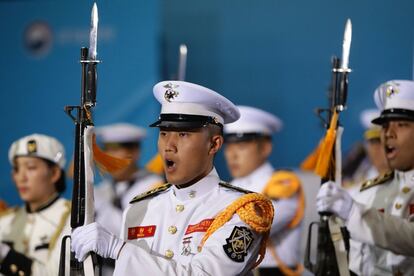 Soldados de la guardia de honor de Corea del Sur desfilan durante la ceremonia realizada con motivo del fin de la Guerra de Corea (1950-1953), en Seúl (Corea del Sur).