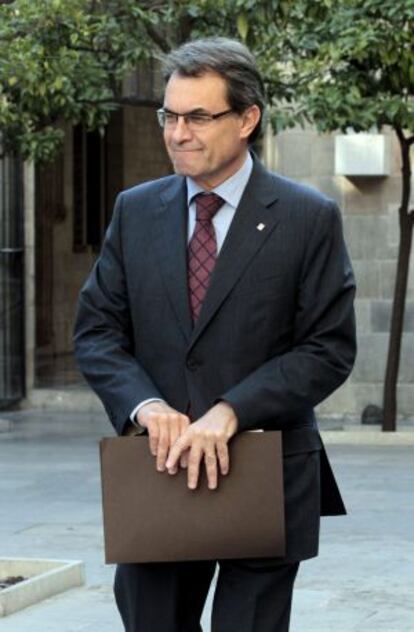 B06. BARCELONA. 11/10/2011.- El presidente de la Generalitat, Artur Mas, a su llegada a la reunión semanal del Consell Executiu, a pocas semanas de las elecciones generales, en las que Mas ha pedido no ser penalizado por los recortes sociales.