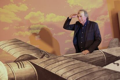 El cantautor Joan Manuel Serrat posa durante una exposición en Zaragoza (España), el 4 de octubre de 2022.