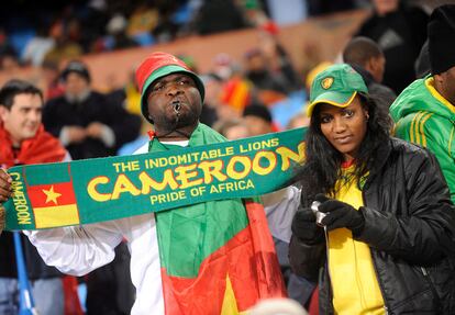 Seguidores cameruneses animan el ambiente previo al partido en el estadio Loftus Versfeld de Pretoria.