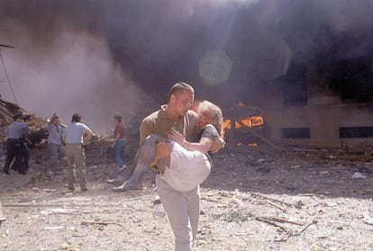 Lea Kovensky es evacuada de la embajada israelí en Buenos Aires el 17 de febrero de 1992