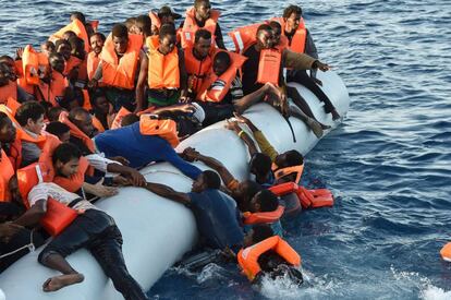 Migrantes y refugiados caen al mar durante una operación de rescate, este jueves.