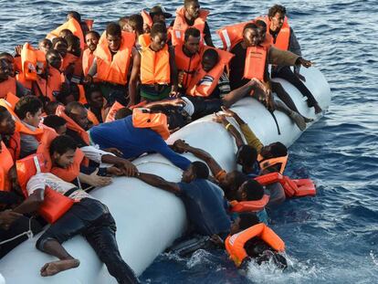 Migrantes y refugiados caen al mar durante una operación de rescate, este jueves.