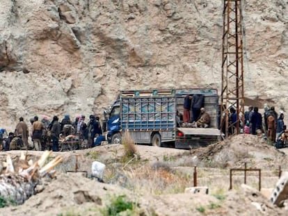 Combatientes del ISIS se entregan a las fuerzas kurdas en Baguz (Siria).