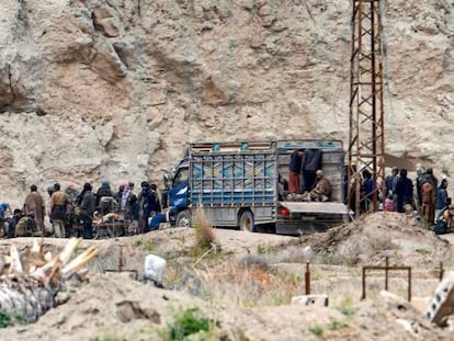 Combatientes del ISIS se entregan a las fuerzas kurdas en Baguz (Siria).  