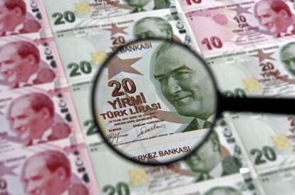 La desconfianza de los inversores est&aacute; pasando factura a la lira turca.  