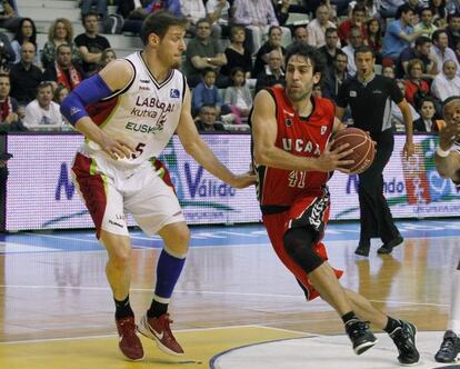 Berni Rodriguez controla el balón ante Andrés Nocioni.