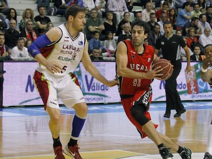 Berni Rodriguez controla el balón ante Andrés Nocioni.
