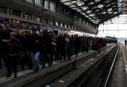 Passageiros do trem caminham pela plataforma na estação Gare de Lyon, em Paris.