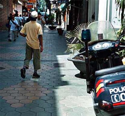 Un inmigrante se pasea por la calle de San Francisco en el centro de Alicante.