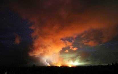 Lava proveniente de las fisuras abiertas iluminan los gases que expulsa el volcán Kilauea en Hawái, el 15 de mayo de 2018.