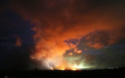 Lava proveniente de las fisuras abiertas iluminan los gases que expulsa el volcán Kilauea en Hawái, el 15 de mayo de 2018.