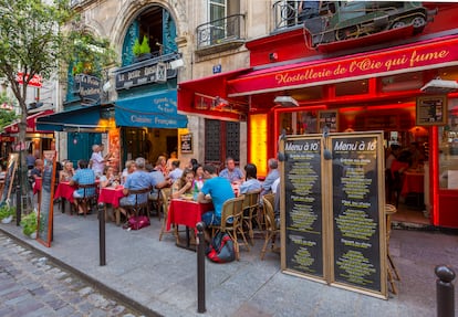 Restaurantes en el Barrio Latino de París, en Francia.