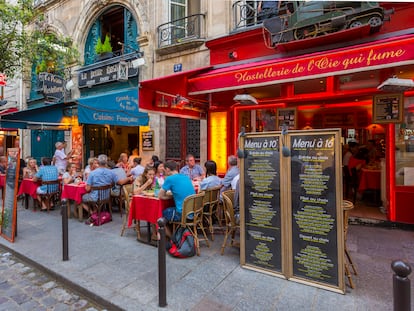 Restaurantes en el Barrio Latino de París, en Francia.