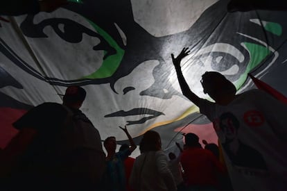 Militantes comemoram vitória de Dilma Rousseff na Avenida Paulista, Em São Paulo.