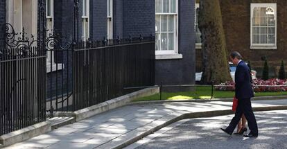 David Cameron y su esposa Samantha despues de la comparecencia ante los medios.