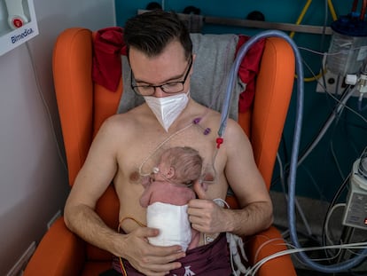 Zoe Álvarez hace el piel con piel con su padre, Adrián, el 11 de marzo en el área de neonatología del hospital 12 de Octubre.