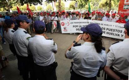 Los trabajadores de astilleros protestan para exigir soluciones.