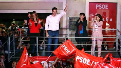 Pedro Sánchez durante la celebración de los resultados electorales en la sede del PSOE en la Calle Ferraz de Madrid.