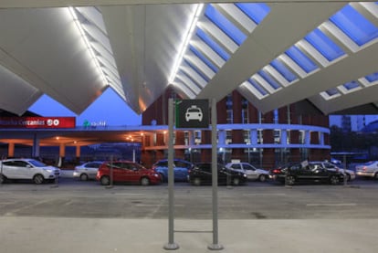 Imagen del lugar donde se ubicará la nueva parada de taxis, tomada desde el interior de la terminal de llegadas de Atocha.
