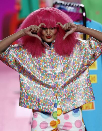 Agatha Ruiz de la Prada contin&uacute;a celebrando sus 30 a&ntilde;os en la moda y, para festejarlo, recupera algunos de sus estampados m&aacute;s m&iacute;ticos este oto&ntilde;o.