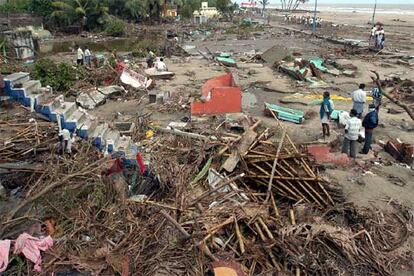 Los muertos en India superan los 6.000, y son miles los desaparecidos. El lugar más afectado es el estado de Tamil Nadu, con más de 2.780 fallecidos, novecientos de ellos en el puerto de Nagapatinnam (en la foto).