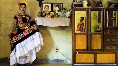 Retrato de Kazandra vestida con el traje tradicional del Istmo de Tehuantepec junto al altar familiar. En todas las casas zapotecas se puede encontrar uno dedicado 
a los seres queridos fallecidos, con sus retratos  y estampas de santos.