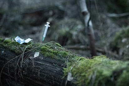 Inyección que un rescatista tuvo que proporcionar a una mujer de Irán durante una intervención en el bosque de Bialowieza en marzo de 2023. Los profesionales médicos que brindan ayuda en esta zona se enfrentan a condiciones difíciles, a menudo trabajando en la oscuridad y sin el equipo adecuado para realizar un diagnóstico preciso. A veces tienen que administrar infusiones intravenosas por la noche, o brindar atención médica urgente en casos graves, como un aborto espontáneo.