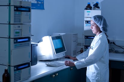 Trabajadora en un laboratorio de Guatemala