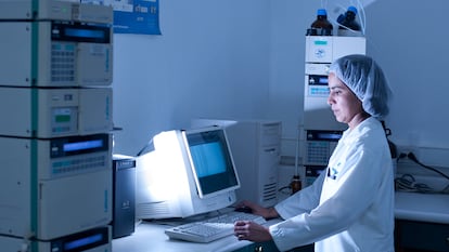 Trabajadora en un laboratorio de Guatemala