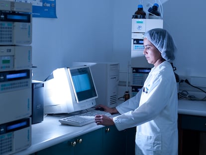 Trabajadora en un laboratorio de Guatemala