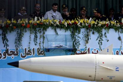 El presidente de Irán, Mahmud Ahmadineyad, asiste a un desfile militar en Teherán, en 2007