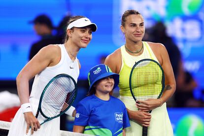 Badosa y Sabalenka posan momentos antes del comienzo de la semifinal en el Open de Australia. 