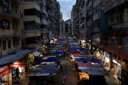 En la fotografía, una vista de los edificios residenciales en el barrio de Mong Kok, donde se encuentran muchas de estas “casas ataúd”, el 22 de julio de 2024. Los pisos subdivididos y las “casas ataúd” suelen estar situados en edificios residenciales viejos en zonas comerciales antiguas, lo que permite a los residentes acceder a sus lugares de trabajo y escuelas a un precio asequible. 