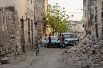 <p>Muchas carreteras han sido destruidas y los escombros se encuentran, a menudo, dispersos por la ciudad de Massawa, que fue un puerto muy relevante y disputado del Mar Rojo debido a su posición estratégica.</p>  <p>Los medios de comunicación están fuertemente controlados por el Gobierno, convirtiendo al país en uno de los países con menos libertad de prensa, como denuncia Reporteros Sin Fronteras. Los derechos de los ciudadanos mencionados en la Constitución a menudo no se respetan bajo el pretexto de la situación crítica que a menudo rodea a Eritrea. La zona se está viendo afectada por la guerra civil que se libra desde hace un año y medio en el vecino Tigray, en Etiopía. </p>