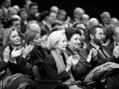 B 32104 - (13.1.00) - COLOR - HOMENAJE AL EMPRESARIO CATALÁN PERE DURÁN FARELL FALLECIDO EN JULIO DE 1999 - EN LA FOTO, SU VIUDA MONTSERRAT VALL-LLOSERA Y OTROS FAMILIARES - FOTO : SUSANNA SÁEZ -
