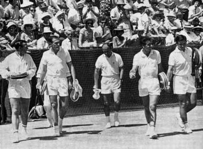 De izquierda a derecha, Tony Roche, John Newcombe, Jaime Bartrolí (capitán español), Manolo Santana y José Luis Arilla, en la final de la Copa Davis de 1965.